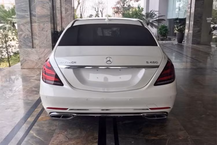 Maybach S450 4Matic 2018 ra đời nhằm thay thế cho "đàn anh" Maybach S400 4Matic. Ngoại hình của chiếc xe siêu sang này vẫn có đặc điểm của dòng xe Mercedes-Maybach như lưới tản nhiệt 3 thanh kép mạ crôm, logo Maybach trên lưới tản nhiệt, cột C và đuôi xe. Mercedes-Maybach S450 4Matic 2018 sử dụng loại đèn pha Multibeam LED.