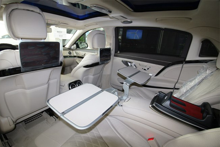 Điểm nhấn của Mercedes-Maybach S450 4Matic phiên bản 2018 là được trang bị động cơ V6 3.0L đạt công suất 367 mã lực tại 5.500-6.000v/ph, mô-men xoắn 500Nm tại 1.800-4.500v/ph. Sức mạnh được truyền tới cả 4 bánh thông qua hộp số tự động 9 cấp 9G-TRONIC, dẫn động cầu sau.