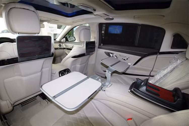 Điểm nhấn của Mercedes-Maybach S450 4Matic phiên bản 2018 là được trang bị động cơ V6 3.0L đạt công suất 367 mã lực tại 5.500-6.000v/ph, mô-men xoắn 500Nm tại 1.800-4.500v/ph. Sức mạnh được truyền tới cả 4 bánh thông qua hộp số tự động 9 cấp 9G-TRONIC, dẫn động cầu sau.