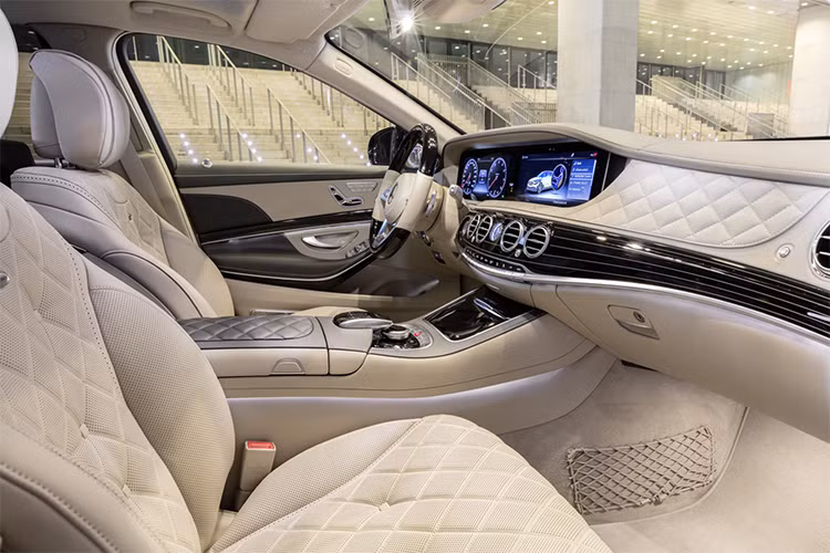 Bên trong khoang lái, Maybach S450 4Matic 2018 có các trang bị tiện nghi như 2 hàng ghế sau hạng thương gia với các tính năng như ngả tối đa 43,5 độ, tích hợp đệm đỡ bắp chân, nhớ vị trí, mát-xa. Ở giữa 2 hàng ghế này là các trang bị như tủ lạnh 8,5 lít, bàn gấp, ngăn đựng ly champagne bằng bạc và hệ thống giải trí với đầu đọc Blue-Ray. 