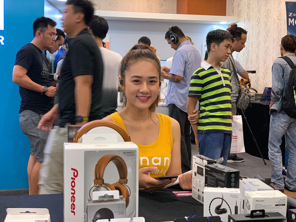 Khác với những triển lãm mang tính giao lưu cộng đồng người chơi tai nghe, Headphile Show 2019 thu hút được các đơn vị tham gia bao gồm các nhà phân phối, các thương hiệu lớn trong lĩnh vực tai nghe và loa di động, đầu tư gian hàng chuyên nghiêp. Toàn bộ không gian triển lãm được chia thành 28 gian hàng với sự góp mặt của nhiều nhà phân phối lớn và thương hiệu hàng đầu trong lĩnh vực tai nghe và âm thanh di động.