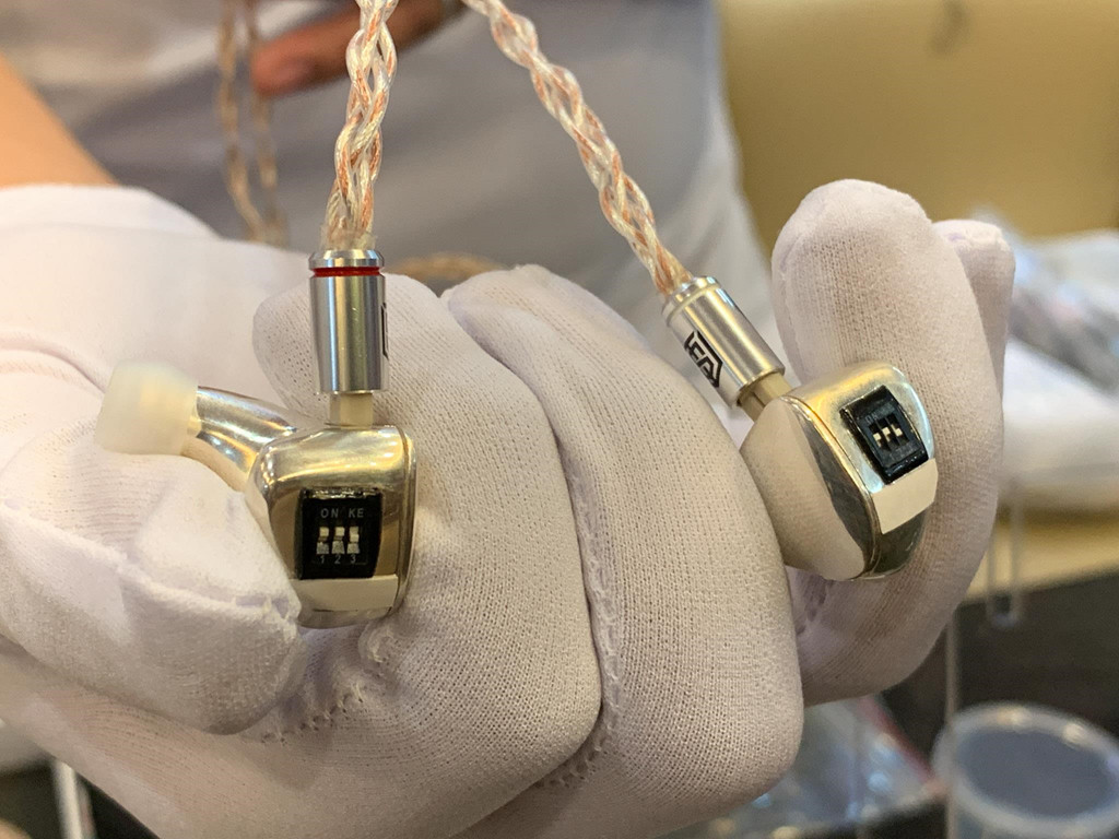 Itsfit - một thương hiệu tai nghe Việt Nam mang đến triển lãm mẫu nhiều mẫu tai nghe đầu bảng, được hoàn thiện hoàn toàn bằng bạc 925 cao cấp.