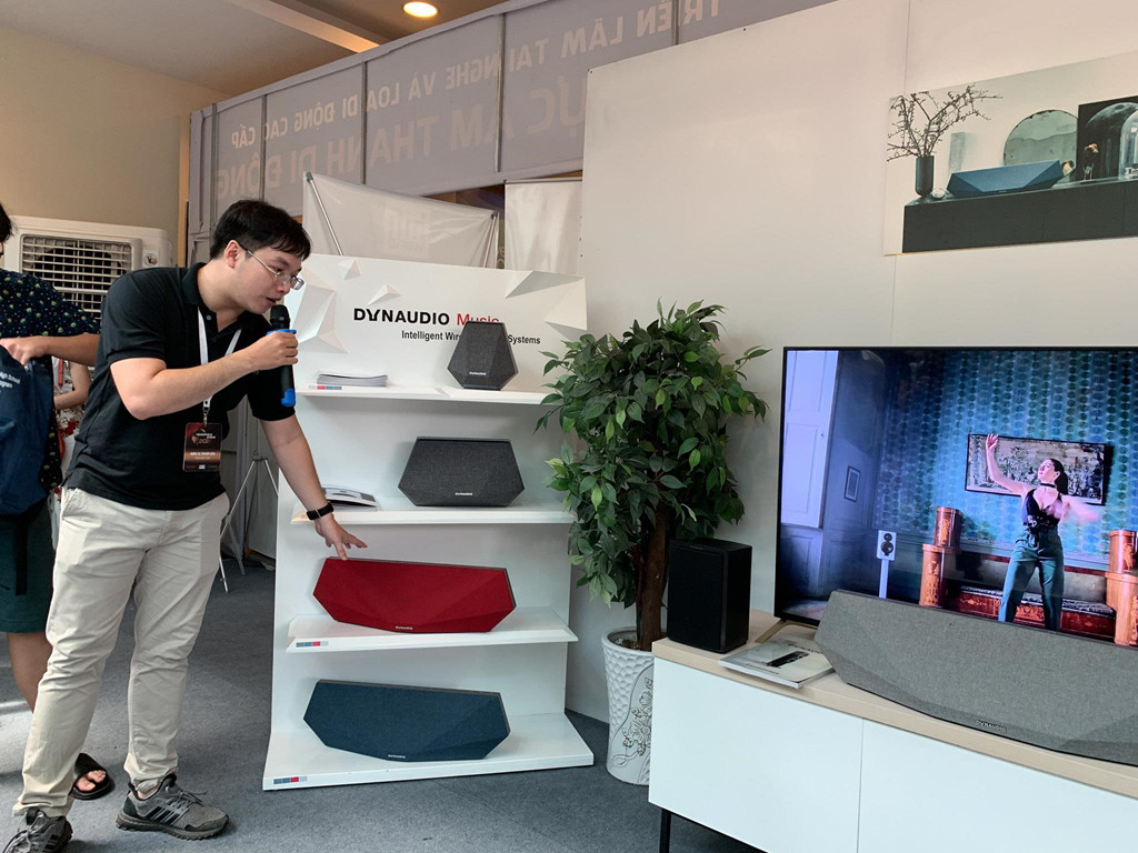 Thương hiệu Hi-End nổi tiếng thế giới Dynaudio giới thiệu dòng loa di động Hi-End thông minh Dynaudio Music gồm 4 mẫu loa 1/3/5/7 sở hữu thiết kế Bắc Âu sang trọng, âm thanh tinh tế và nhiều tính năng tối ưu âm thanh thông minh. JBL chọn triển lãm Headphile Show để giới thiệu dòng loa di động trình diễn mới nhất của mình Partybox 1000 tích hợp bàn DJ Launch-Pad với công suất lên đến 1,1 KW.