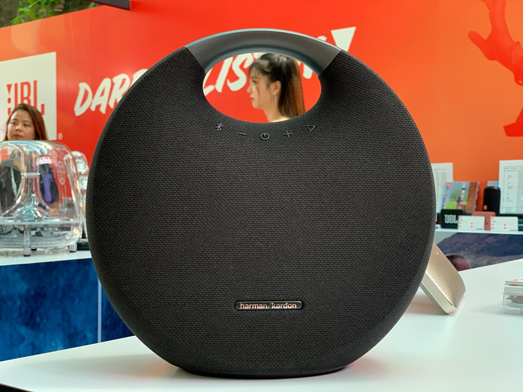 Harman Kardon mang đến triển lãm phiên bản loa di động mới nhất Onyx Studio 6 của mình, phiên bản này chưa chính thức ra mắt và mang nhiều cải tiến từ người tiền nhiệm Onyx Studio 5 với khả năng chống nước và nâng cấp âm thanh ấn tượng hơn.