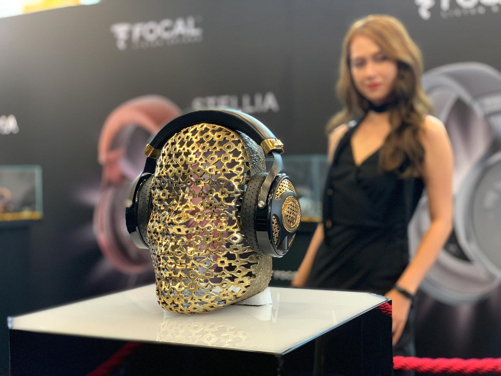 Điểm nhấn của Headphile Show 2019 là thiết kế tai nghe đắt nhất thế giới - Focal Utopia phiên bản Tournaire. Đây là sản phẩm được chế tạo từ sự kết hợp giữa Focal và Tournaire có giá trị lên đến 2,7 tỷ đồng. 