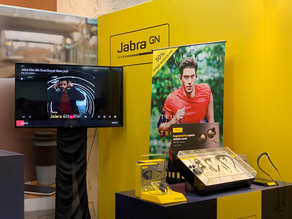 Hai đại diện đáng chú ý nhất của dòng headphone không dây gồm mẫu tai nghe Jabra Elite 85h tích hợp trợ lý giọng nói tương thích cả 3 trợ lí ảo Alexa, Siri và Google Assistant và thiết kế Momentum của Sennheiser đang đứng đầu các bảng xếp hạng tai nghe true wireless.