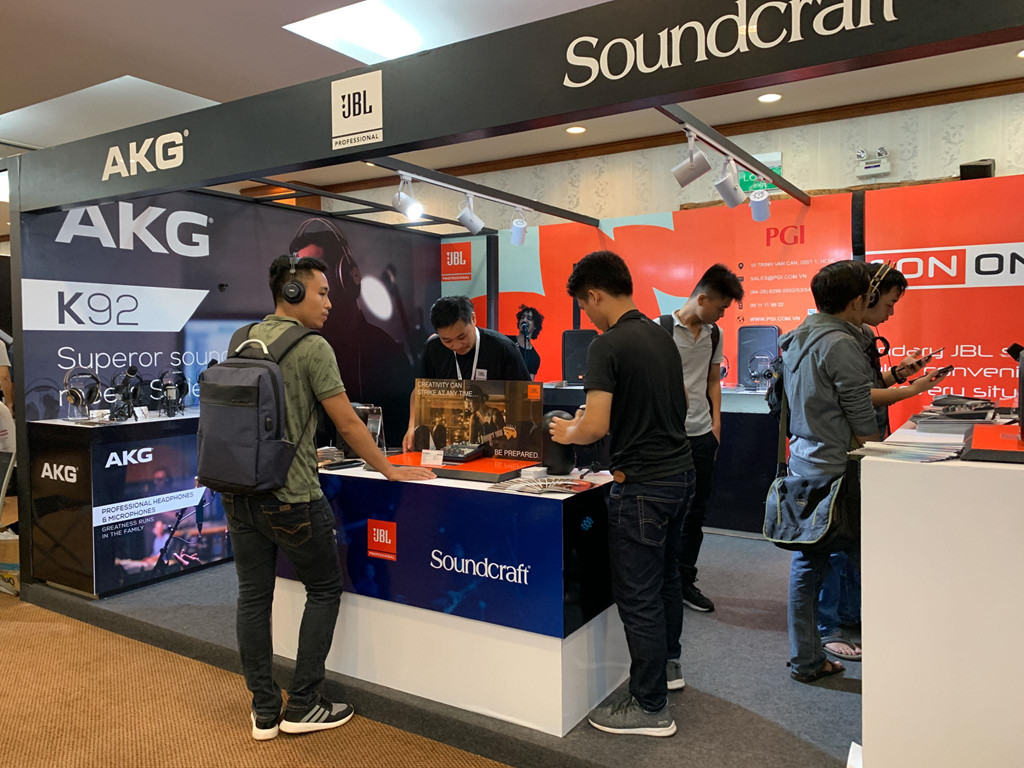 Headphile Show 2019 cũng kịp giới thiệu 2 chiếc máy nghe nhạc đáng chú ý nhất trên thế giới hiện nay vừa được trình làng tại triển lãm High End Munich (Đức) vừa qua là A&amp;K A&amp;ultima SP2000 và KANN Cube. A&amp;K SP2000 hiện là một trong hai máy nghe nhạc có khả năng phát các file lossles DSD512 (Native) có khả năng tái tạo âm thanh nhiễu cực thấp với giá bán lên đến 3.500 USD.