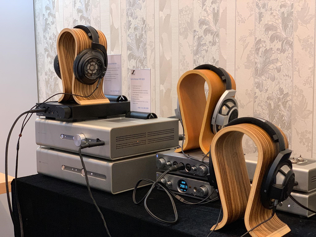 Thương hiệu Sennheiser quen thuộc giới thiệu bộ tai nghe và headamp đầu bảng Sennheiser HD820 và HDV820 tham chiếu với thiết kế housing dạng đóng bằng kính Gorilla Glass có ưu điểm trình diễn chi tiết cực tốt.