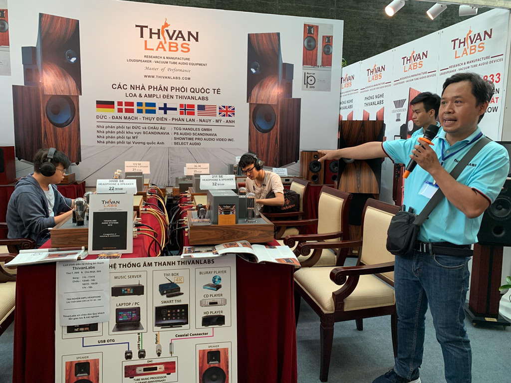 Anh Thi, chủ thương hiệu ThiVan Labs đang giới thiệu về những mẫu loa và tai nghe giành giải thưởng tại Đức trong năm 2018 vừa qua.