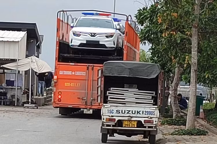 Cụ thể, trên mạng xã hội xuất hiện những hình ảnh được cho là xe điện VinFast VF8 chuyên dụng được vận chuyển trên những chiếc xe tải chở hàng, tuy nhiên điều gây chú ý khi những chiếc xe này trên nóc xe lại được trang bị những đèn hiệu của xe cảnh sát công vụ.