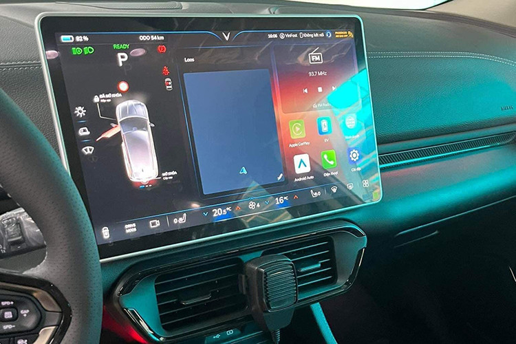 Việc VinFast VF8 được sử dụng làm xe công vụ khiến không ít người ngạc nhiên bởi hiệu suất của VF8 nói riêng và xe điện nói chung đều có phần vượt trội hơn so với xe sử dụng động cơ truyền thông bởi khả năng tăng tốc nhanh giúp việc truy đuổi tội phạm có phần dễ hơn.