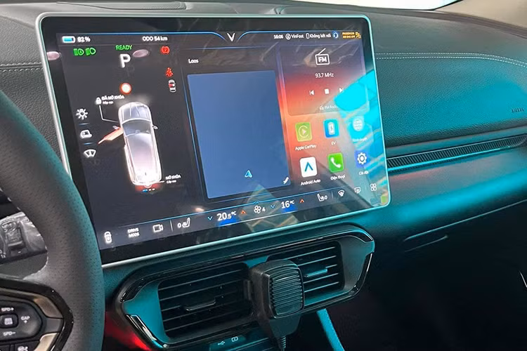 Việc VinFast VF8 được sử dụng làm xe công vụ khiến không ít người ngạc nhiên bởi hiệu suất của VF8 nói riêng và xe điện nói chung đều có phần vượt trội hơn so với xe sử dụng động cơ truyền thông bởi khả năng tăng tốc nhanh giúp việc truy đuổi tội phạm có phần dễ hơn.