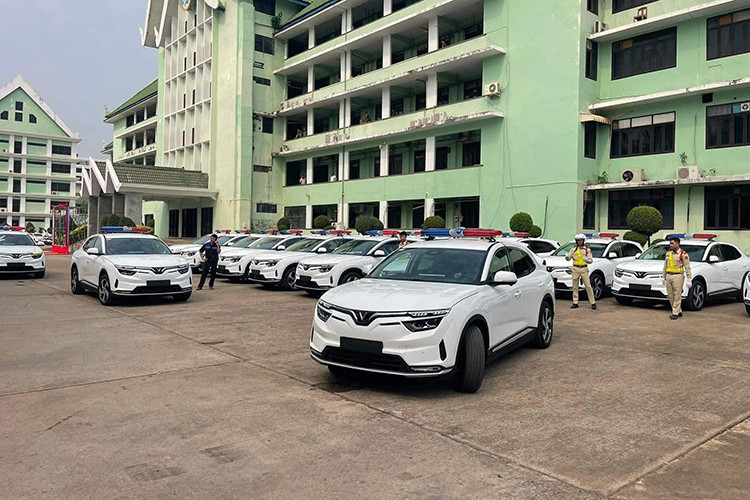 Bên cạnh đó, lại xuất hiện thêm những hình ảnh khác rõ nét hơn về dàn xe Vinfast VF8 bản cảnh sát này nhưng địa điểm lại là một trạm dịch vụ của VinFast đặt tại Viêng Chăn Lào. Đồng thời cũng có thể thấy thêm vài người trong trang phục cảnh sát nước này. Rất có thể đây là lô xe chuyên dụng mới của thị trường này.