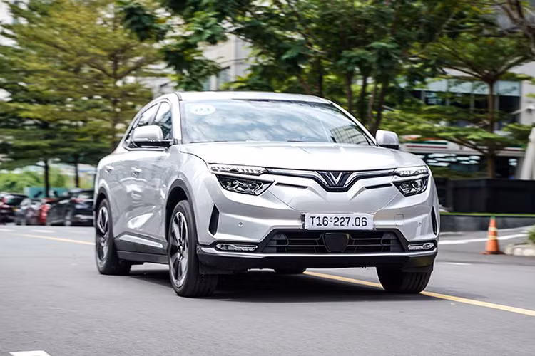 Hiện mức giá xe Vinfast VF8 tại Việt Nam được niêm yết cho 2 phiên bản Eco và Plus là từ 1,157 đến 1,346 tỷ đồng tùy và tuỳ thuộc vào hình thức sử dụng pin.