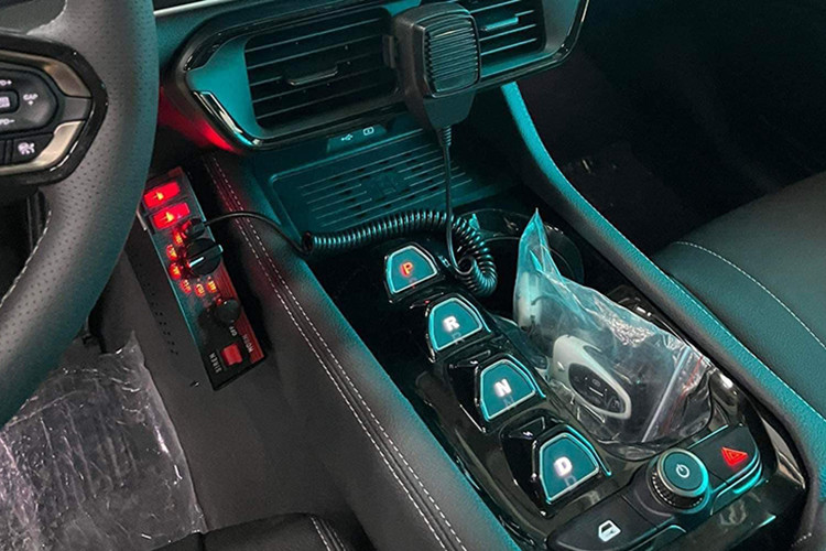 Hiện chưa rõ, VinFast VF8 phiên bản cảnh sát tại Lào này sở hữu khối động cơ mạnh chính xác bao nhiêu. Trong khi đó, tại thị trường Việt Nam, VinFast VF8 được phân phối với 2 phiên bản Eco và Plus.