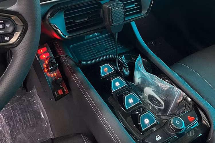 Hiện chưa rõ, VinFast VF8 phiên bản cảnh sát tại Lào này sở hữu khối động cơ mạnh chính xác bao nhiêu. Trong khi đó, tại thị trường Việt Nam, VinFast VF8 được phân phối với 2 phiên bản Eco và Plus.