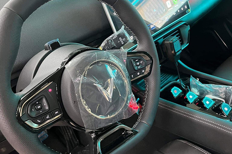 Ngoài ra còn thấy thêm bên trong nội thất xe Vinfast VF8 cho cảnh sát Lào còn có thêm vài option nhằm phục vụ cho các chức năng chuyên dụng. Trước đó, hai mẫu xe VinFast Lux A2.0 và VinFast Lux SA2.0 cũng đã có thêm những trang bị riêng được thiết kế để phục vụ cho lực lượng cảnh sát lẫn cơ quan công vụ sử dụng.