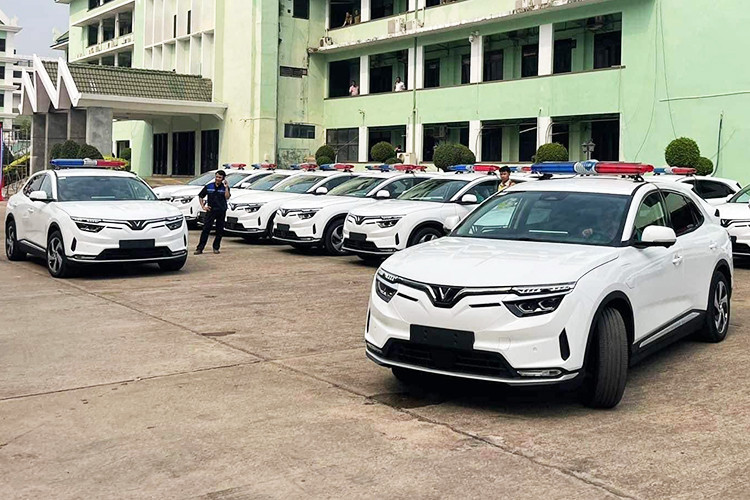 Hiện VinFast VF8 tại Việt Nam được trang bị hệ thống dẫn động 4 bánh toàn thời gian nên phần mô tơ điện sẽ được lắp ở cả cầu trước và cầu sau đều cùng loại 150kW. Cả hai phiên bản Eco và Plus đều sở hữu tốc độ tối đa lên tới hơn 200km/h.