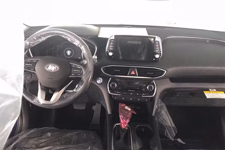 Nội thất xe mang đậm phong cách thể thao thay vì kiểu lịch lãm ở thế hệ cũ. Bảng tablo có nhiều đường nét gấp khúc, vô-lăng ba chấu cứng cáp, bảng đồng hồ kỹ thuật số hiện đại, đẹp mắt. Hãng xe ôtô Hyundai còn trang bị cho Sant Fe 2019 màn hình hiển thị HUD, hệ thống thông tin giải trí tiên tiến với điều khiển bằng giọng nói và tương thích Apple Car Play.