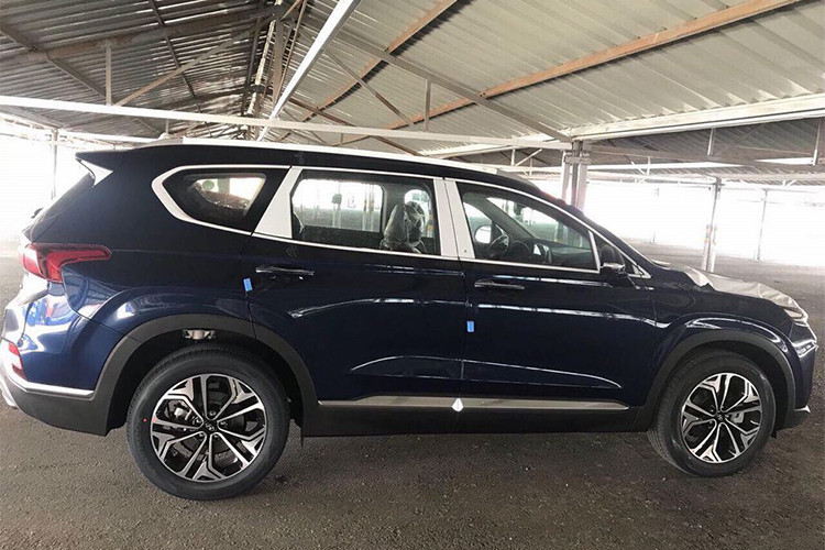 Tại thị trường Châu Á, cụ thể là Hàn Quốc - mẫu xe Hyundai Santa Fe 2019 có 3 tùy chọn động cơ khác nhau như sau: Động cơ xăng 2.0 lít tăng áp: 232 mã lực và 353 Nm, động cơ diesel 2.0 lít: 183 mã lực và 402 Nm, động cơ diesel 2.2 lít: 199 mã lực và 441 Nm - Kết hợp cùng đó là hộp số tự động 8 cấp và hệ thống dẫn động toàn thời gian AWD.