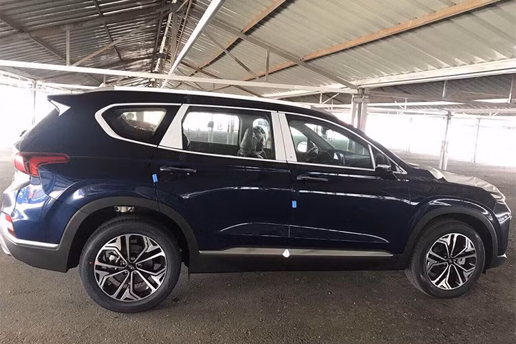 Tại thị trường Châu Á, cụ thể là Hàn Quốc - mẫu xe Hyundai Santa Fe 2019 có 3 tùy chọn động cơ khác nhau như sau: Động cơ xăng 2.0 lít tăng áp: 232 mã lực và 353 Nm, động cơ diesel 2.0 lít: 183 mã lực và 402 Nm, động cơ diesel 2.2 lít: 199 mã lực và 441 Nm - Kết hợp cùng đó là hộp số tự động 8 cấp và hệ thống dẫn động toàn thời gian AWD.