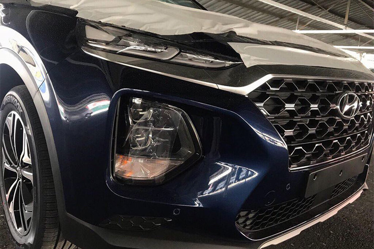 Lưới tản nhiệt của xe sở hữu kiểu thiết kế Cascade mới với các nan lưới tròn. Đầu xe nhờ đó cũng trở nên to bản và hầm hố hơn. Phía trước, cặp đèn pha LED được nối liền bởi một thanh nẹp chrome lớn. Trong khi đó đèn sương mù và đèn xi-nhan gom thành một cụm tương đối lạ mắt.