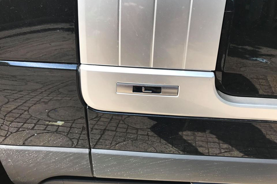 Nhìn thiết kế bên ngoài, chiếc SUV hạng sang Range Rover Autobiography LWB 2018 mới ra biển Bình Dương không có nhiều sự khác biệt so với xe của đại gia siêu xe Minh Nhựa, điểm thay đổi ấn tượng và cũng chính là nguyên nhân giá xe bị đẩy lên mức 14 tỷ đồng lại nằm bên dưới nắp capô.