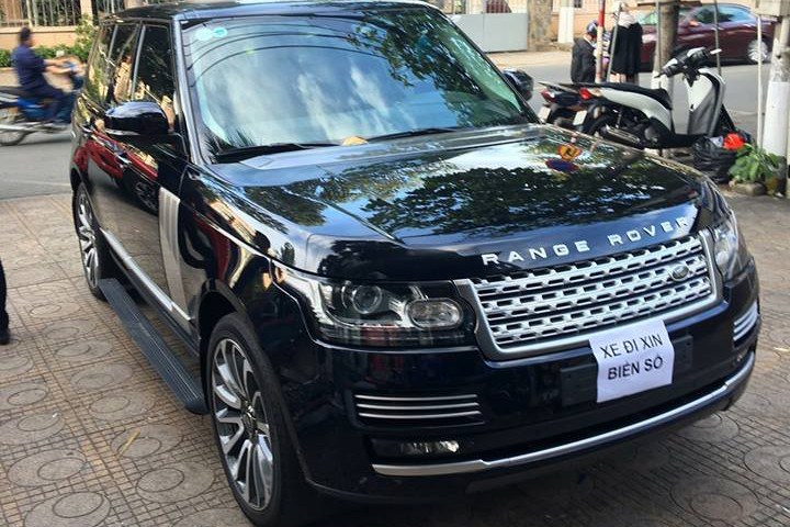 Ở ngoại hình, bản nâng cấp Range Rover Autobiography LWB đời 2018 nhập khẩu tư nhân có lưới tản nhiệt và đèn hậu thiết kế lại, đèn pha Pixel-Laser LED có chức năng tự điều chỉnh góc chiếu. Cản va sau cũng được thiết kế lại làm lộ hẳn ra ống xả của xe.