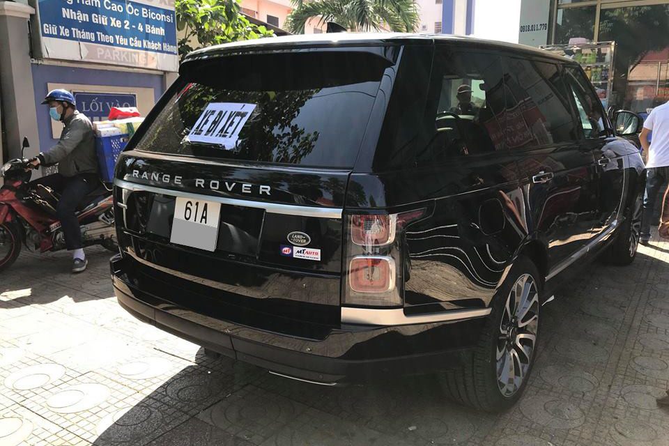 Range Rover Autobiography LWB 2018 có giá 14 tỷ đồng mới tìm thấy chủ nhân ở Bình Dương có ngoại thất màu đen và bên trong khoang lái là màu da bò. Do thuộc phiên bản trục cơ sở dài nên bên trong khoang lái chiếc SUV hạng sang này khá rộng rãi với hàng ghế thứ 2 thêm 186 mm chiều dài để chân.