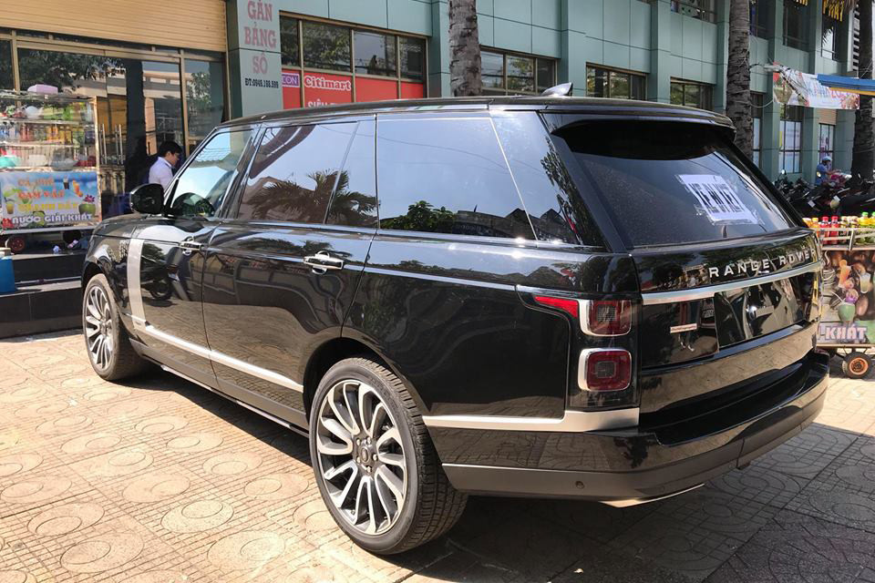 Được biết, chiếc Range Rover phiên bản Autobiography LWB 2018 này thuộc diện nhập khẩu tư nhân nhưng lại có giá bán đắt hơn gần 4 tỷ đồng so với chiếc đầu tiên ở Bình Dương hay mẫu SUV hạng sang Range Rover của Minh Nhựa mới được bàn giao trong cuối tuần vừa qua.