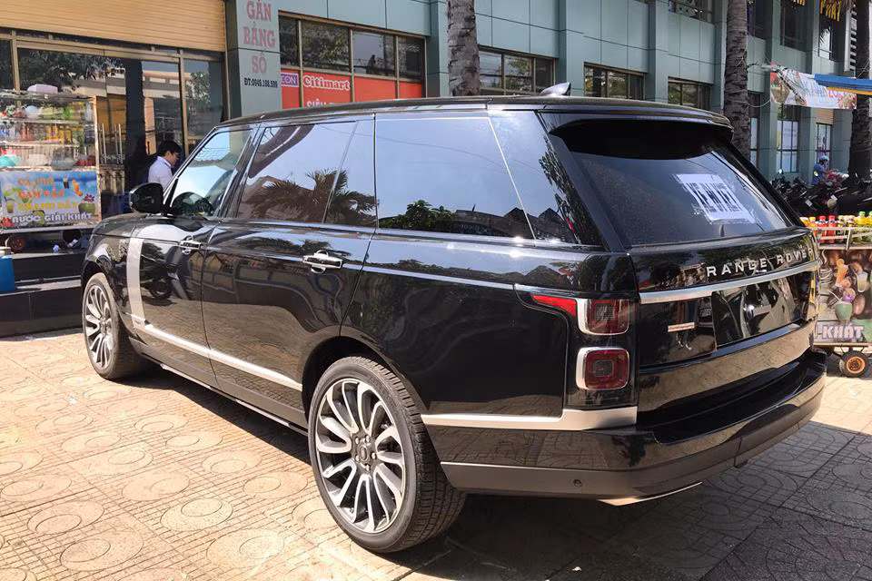Được biết, chiếc Range Rover phiên bản Autobiography LWB 2018 này thuộc diện nhập khẩu tư nhân nhưng lại có giá bán đắt hơn gần 4 tỷ đồng so với chiếc đầu tiên ở Bình Dương hay mẫu SUV hạng sang Range Rover của Minh Nhựa mới được bàn giao trong cuối tuần vừa qua.