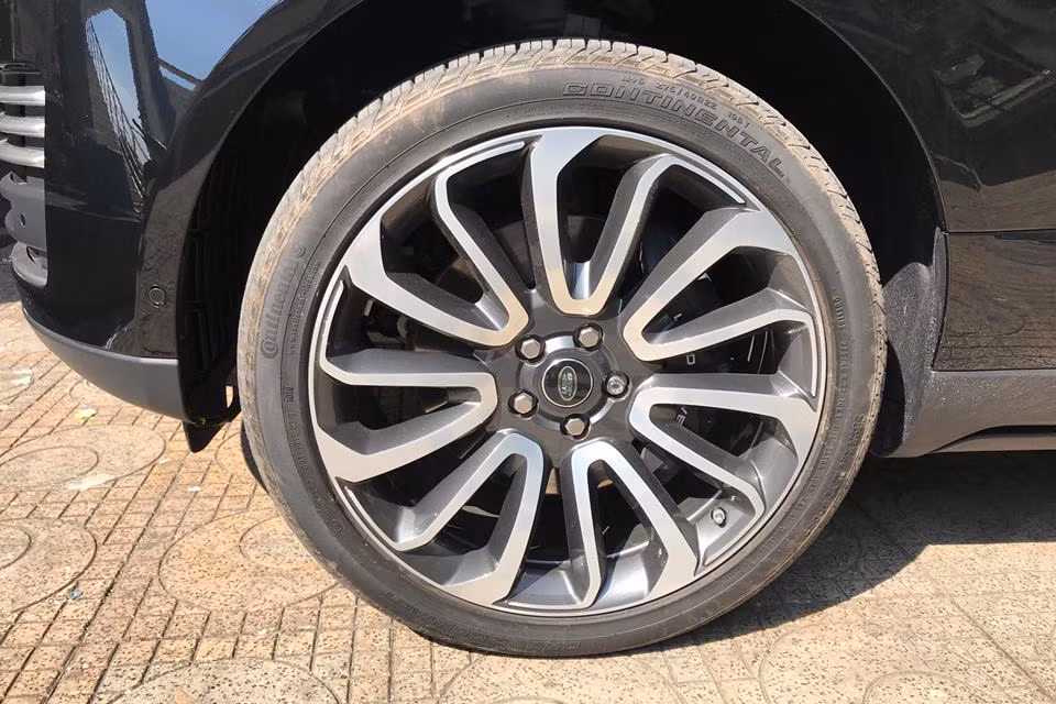 Động cơ V8, dung tích 5.0 lít Supercharged trên Range Rover Autobiography LWB 2018 sẽ sản sinh ra công suất tối đa 518 mã lực, cao hơn 138 mã lực so với xe Range Rover Autobiography LWB 2018 chính hãng của Minh "Nhựa". Mô-men xoắn cực đại đạt 625 Nm, tăng 165 Nm so với bản sử dụng động cơ V6, dung tích 3.0 lít.