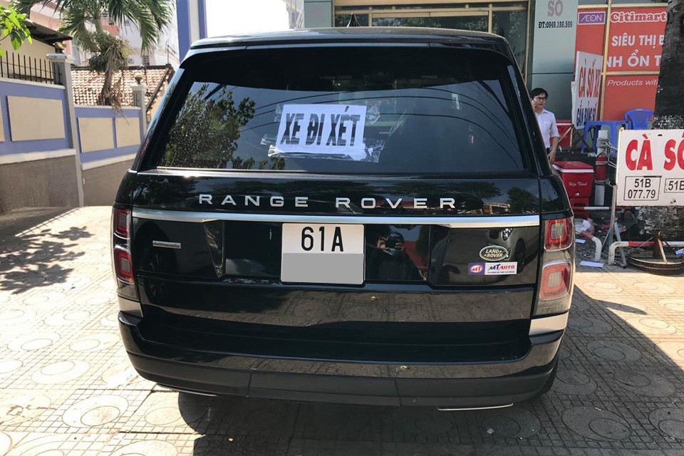Cụ thể, chiếc SUV hạng sang Range Rover Autobiography LWB 2018 của doanh nhân Bình Dương trong bài viết này sở hữu khối động cơ V8, dung tích 5.0 lít, Supercharged. Đây là khối động cơ mạnh nhất trong dòng xe Range Rover. Với chiếc SUV hạng sang của Minh "Nhựa", xe chỉ sử dụng động cơ V6, dung tích 3.0 lít, Supercharged.