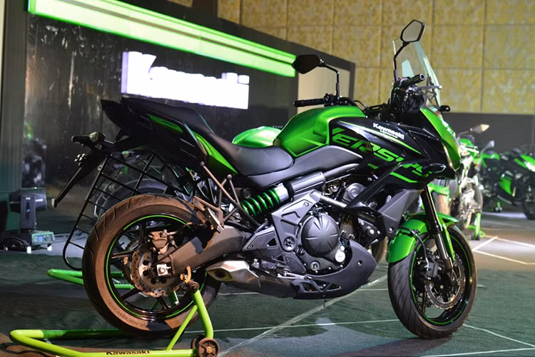Kawasaki Versys 2018 được trang bị hệ thống giảm chấn travel suspension đã được cập nhật, và bánh xe hợp kim 17 inch giúp cải tiến toàn diện, và kính chắn gió có thể điều chỉnh được. Xe sở hữu hệ thống treo trước hành trình ngược 41 mm, giamr sóc sau monoshock có thể điều chỉnh phù hợp với bộ khung kim cương thép chịu lực cao.