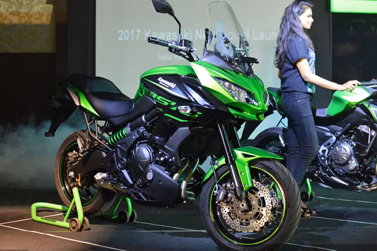  Môtô Kawasaki Versys 650 là một phiên bản đàn em của Versys 1000, được giới thiệu trên toàn thế giới tại EICMA vào năm 2014 trong phân khúc dòng xe sport - touring. Phiên bản 2018 sở hữu màu xanh truyền thống vừa chính thức được Kawasaki Motors Ấn Độ trình làng .