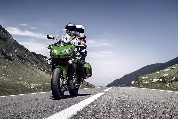 Kawasaki Versys 650 phiên bản nâng cấp 2018 được trang bị một động cơ 2 xy-lanh song song 649cc với hệ thống làm mát bằng chất lỏng. Động cơ này có khả năng sản sinh công suất tối đa là 69 mã lực tại 8.500 vòng / phút và mô men xoắn 64 Nm ở 7.000 vòng / phút và hộp số 6 cấp.