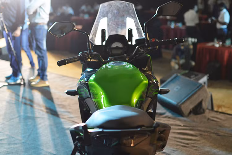 Trên phiên bản mới, xe không được thay đổi quá nhiều ngoài màu sơn và tem mới. Hệ thống đèn pha đôi vẫn là kiểu xếp chồng lên nhau trên thế hệ trước, thiết kế mặt nạ dữ dằn với líp dưới đèn pha tạo lực ép xuống mặt đường khi xe chạy tốc độ cao và chuyển luồng khí thổi xung quanh.