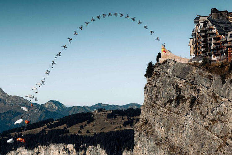 Man trinh dien xe moto mao hiem nhay khoi vach da cao 135 met-Hinh-2