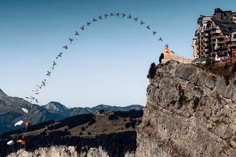 Man trinh dien xe moto mao hiem nhay khoi vach da cao 135 met-Hinh-2