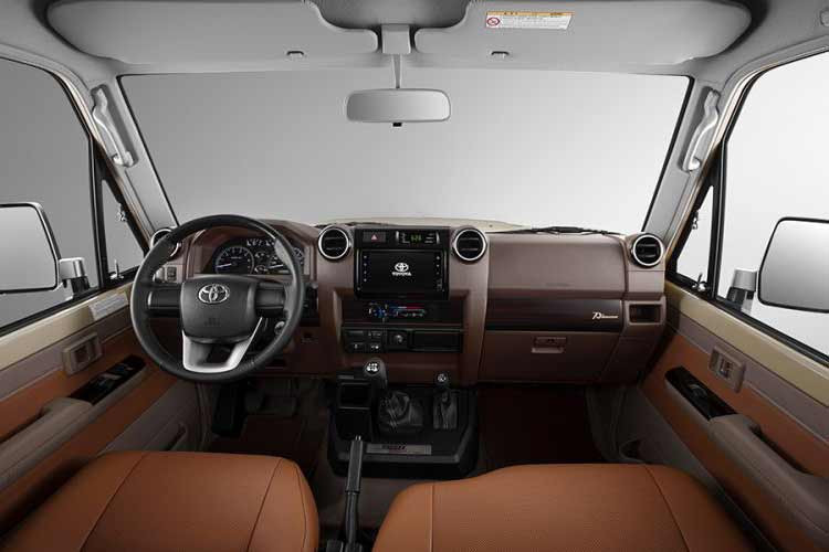 Các trang bị của xe bao gồm đèn pha LED, đèn định vị ban ngày, khóa cửa điện tử, cửa sổ chỉnh điện, tính năng hỗ trợ khởi hành ngang dốc, hệ thống cảnh báo áp suất lốp. Không chỉ vậy, xe còn có màn hình đồng hồ lái 4,2 inch và màn hình thông tin giải trí 9 inch tích hợp Android Auto và Apple CarPlay.