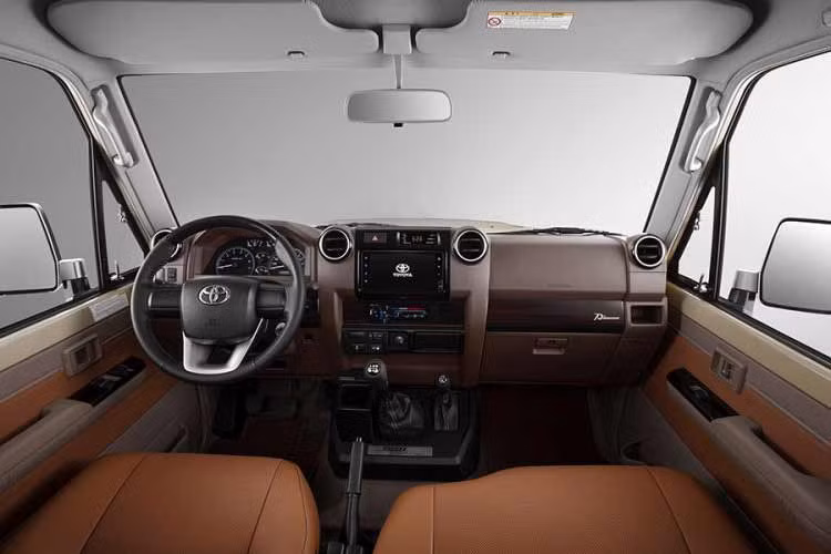 Các trang bị của xe bao gồm đèn pha LED, đèn định vị ban ngày, khóa cửa điện tử, cửa sổ chỉnh điện, tính năng hỗ trợ khởi hành ngang dốc, hệ thống cảnh báo áp suất lốp. Không chỉ vậy, xe còn có màn hình đồng hồ lái 4,2 inch và màn hình thông tin giải trí 9 inch tích hợp Android Auto và Apple CarPlay.