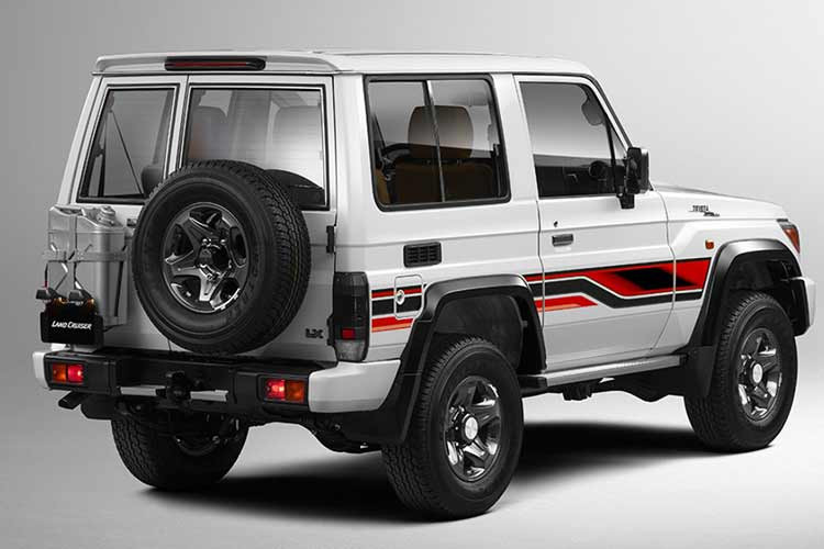 Mẫu xe SUV địa hình Toyota Land Cruiser 71 có chiều dài tổng thể đạt 2310 mm, ngắn hơn 420 mm so với phiên bản năm cửa.