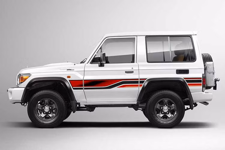 Trong khi hầu hết mọi người sẽ thấy Land Cruiser 5 cửa thực dụng hơn nhiều, thì biến thể 3 cửa lại có sức hấp dẫn riêng biệt đối với những người đam mê địa hình nhờ kích thước nhỏ gọn.