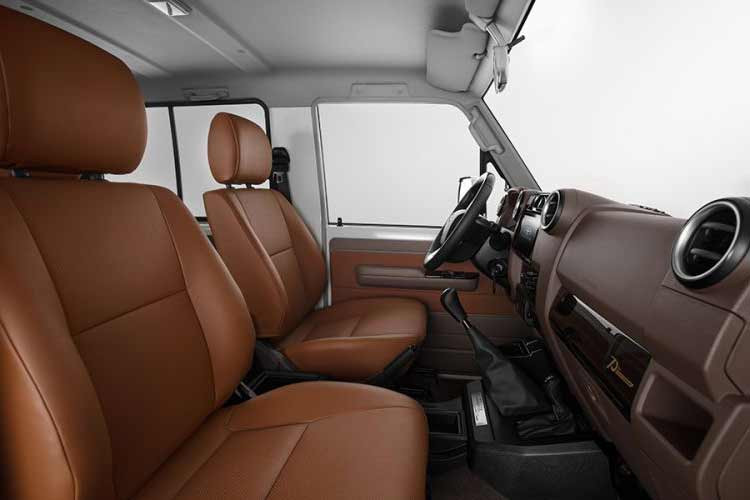 Các trang bị an toàn của xe dừng lại ở mức đủ dùng, với hai túi khí ở phía trước, cảnh báo chệch làn đường, ABS và cả hệ thống cảnh báo trước va chạm.