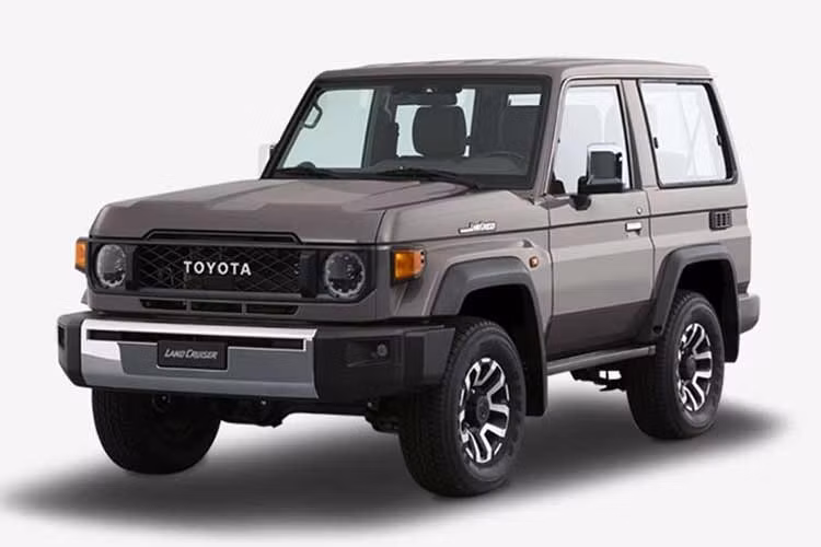 Toyota Land Cruiser 71 được trang bị động cơ xăng V6, dung tích 4.0 lít hút khí tự nhiên, sản sinh công suất 228 mã lực và mô-men xoắn cực đại 360 Nm. Sức mạnh được truyền tới cả 4 bánh thông qua hộp số tự động 6 cấp Super ECT và hệ dẫn động 4WD.