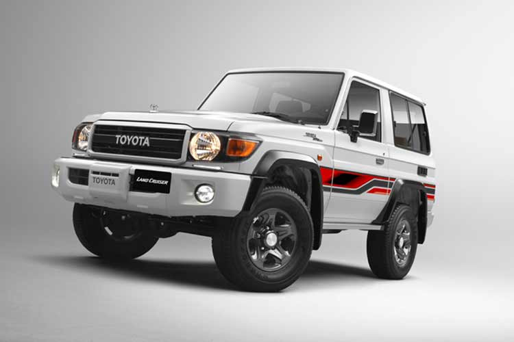 Toyota Land Cruiser 70 Series ra mắt năm 1984 và liên tục được sản xuất từ đó cho đến nay. Mẫu xe này đã trải qua 4 lần nâng cấp vòng đời, với thế hệ mới nhất vừa được trình làng hồi tháng 8/2023 vừa qua. Không chỉ vậy, mới đây, hãng xe Nhật còn cho ra mắt thêm Toyota Land Cruiser 71 bản ba cửa dòng Land Cruiser 70 Series.