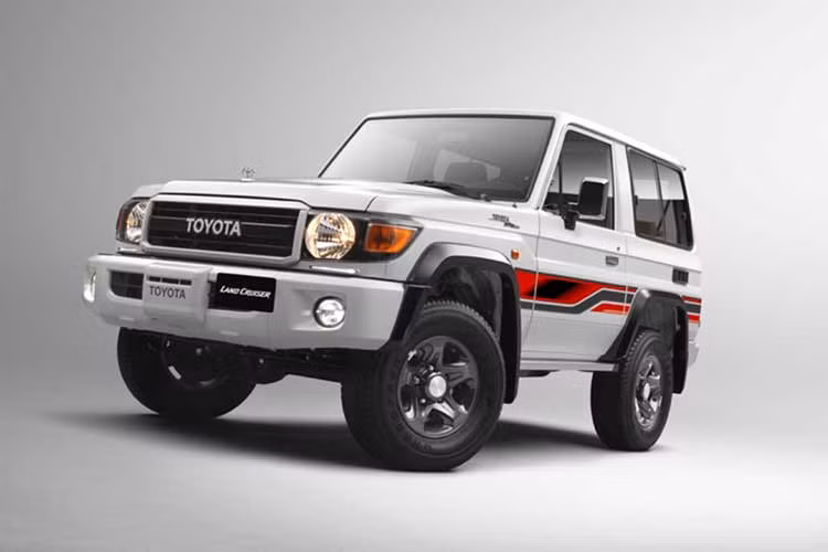 Toyota Land Cruiser 70 Series ra mắt năm 1984 và liên tục được sản xuất từ đó cho đến nay. Mẫu xe này đã trải qua 4 lần nâng cấp vòng đời, với thế hệ mới nhất vừa được trình làng hồi tháng 8/2023 vừa qua. Không chỉ vậy, mới đây, hãng xe Nhật còn cho ra mắt thêm Toyota Land Cruiser 71 bản ba cửa dòng Land Cruiser 70 Series.