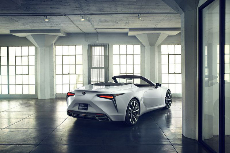 Sức mạnh Lexus LC Convertible 2020 gửi qua hộp số tự động 10 cấp và hệ dẫn động cầu sau, cho phép chiếc LC Coupe có thể tăng tốc từ 0 - 96 km trong 4,4 giây, chắc chắn bản mui trần sẽ chậm hơn một chút.