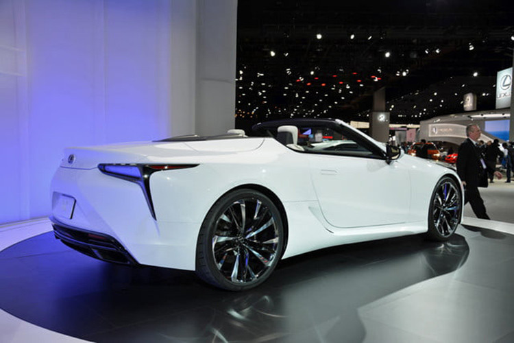 Lexus LC Convertible hoàn toàn mới sở hữu thiết kế với kích thước dài 4.770 mm, rộng 1.920 mm và cao 1.340 mm, Lexus LC Convertible Concept có kích thước nhỉnh hơn phiên bản coupe. Cụ thể, Lexus LC Convertible Concept dài hơn 10 mm và thấp hơn 5 mm so với LC Coupe.