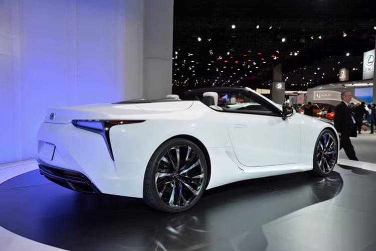 Lexus LC Convertible hoàn toàn mới sở hữu thiết kế với kích thước dài 4.770 mm, rộng 1.920 mm và cao 1.340 mm, Lexus LC Convertible Concept có kích thước nhỉnh hơn phiên bản coupe. Cụ thể, Lexus LC Convertible Concept dài hơn 10 mm và thấp hơn 5 mm so với LC Coupe.